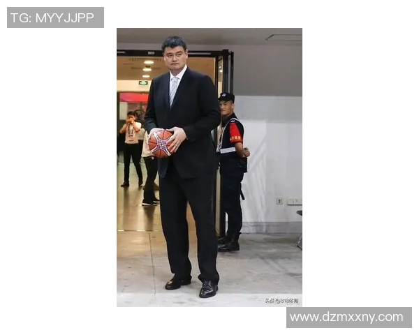 姚明在人群中高高在上展现风采引发众人瞩目与热议的瞬间