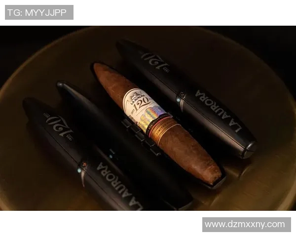 足球明星与雪茄的完美结合艺术挂画展现豪华生活方式