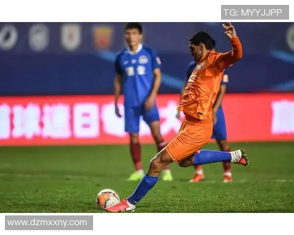 足球明星亲密互动碰拳视频展现友谊与竞技精神引发球迷热议